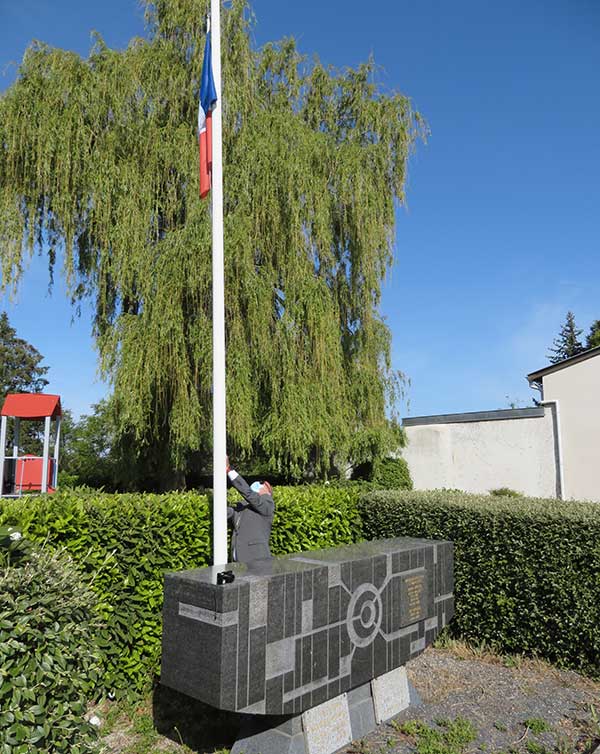 Cérémonie du 8 mai, montée du drapeau